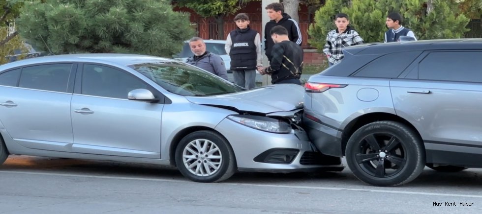 Muş Merkez’de Üç Araçlı Zincirleme Kaza: 1 Yaralı