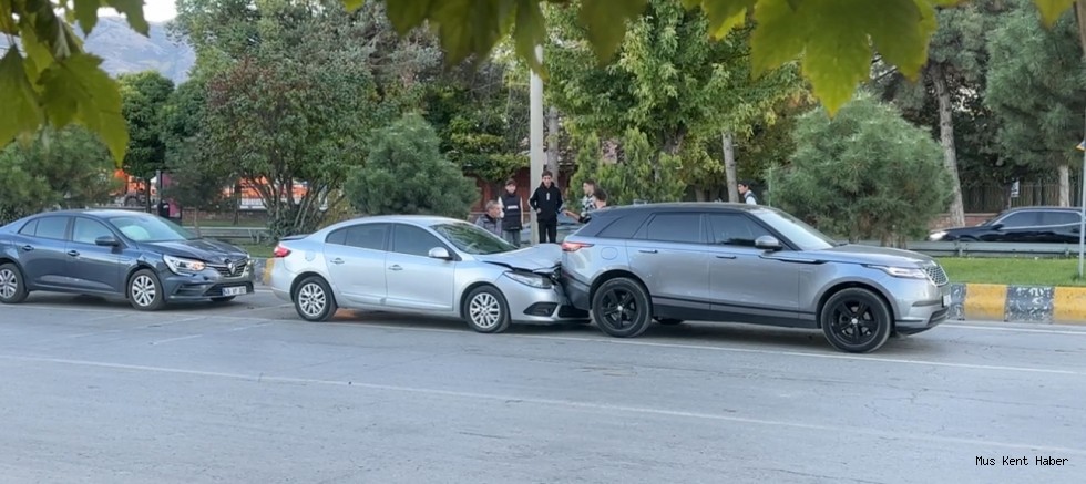 Muş Merkez’de Üç Araçlı Zincirleme Kaza: 1 Yaralı