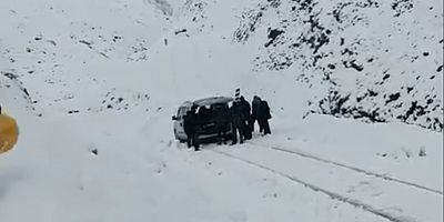 Kar Fırtınası Nedeniyle Mahsur Kalan Araç Kurtarıldı