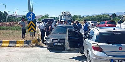 Muş Bitlis Yolu Şeker Fabrikası Kavşağında Trafik Kazası: 3 Yaralı