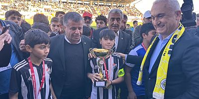 U14 şampiyonu Kupasını Vali Avni Çakır’dan Aldı