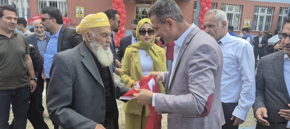 99 Yaşındaki Kore Gazisine Türk Bayrağı Hediyesi Duygulandırdı