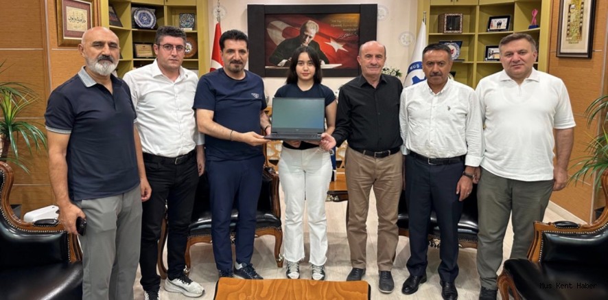 BAŞKAN KOÇ, LGS BİRİNCİSİNİ ÖDÜLLENDİRDİ