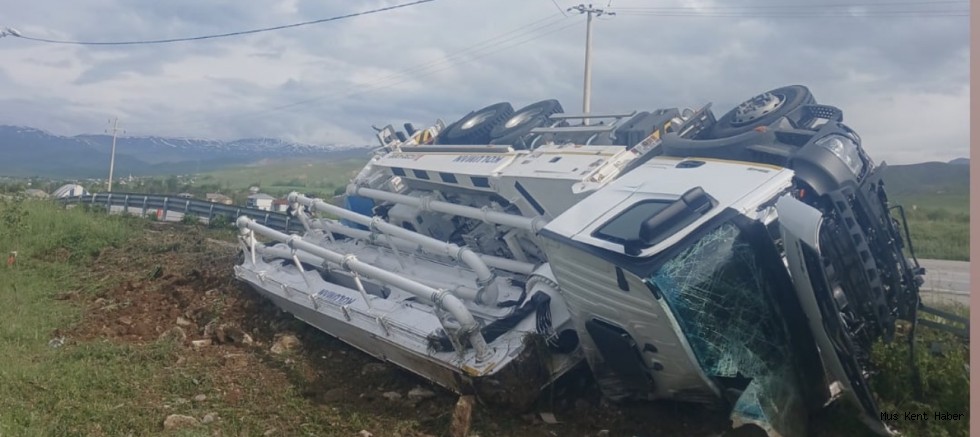 Beton Mikseri Devrildi Sürücü Yaralandı