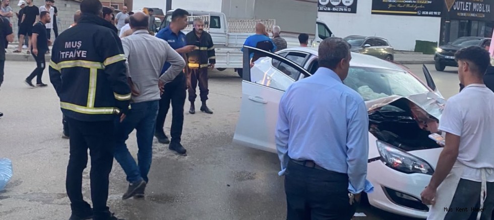 Direksiyon Hakimiyetini Kaybetti, Park Halindeki Araçlara Çarpan Otomobil Alev Aldı