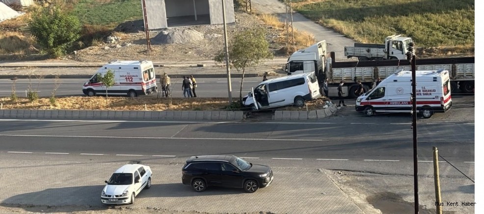 Hasköy’de Tır ile Panelvan Çarpıştı: 3 Yaralı