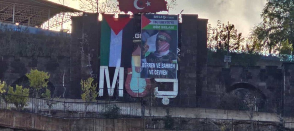 Kale parkı surlarına Ebu Ubeyde'nin posteri asıldı