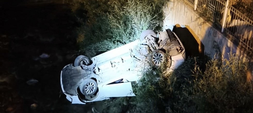 Köprüden uçan otomobilde 2 kişi yaralandı