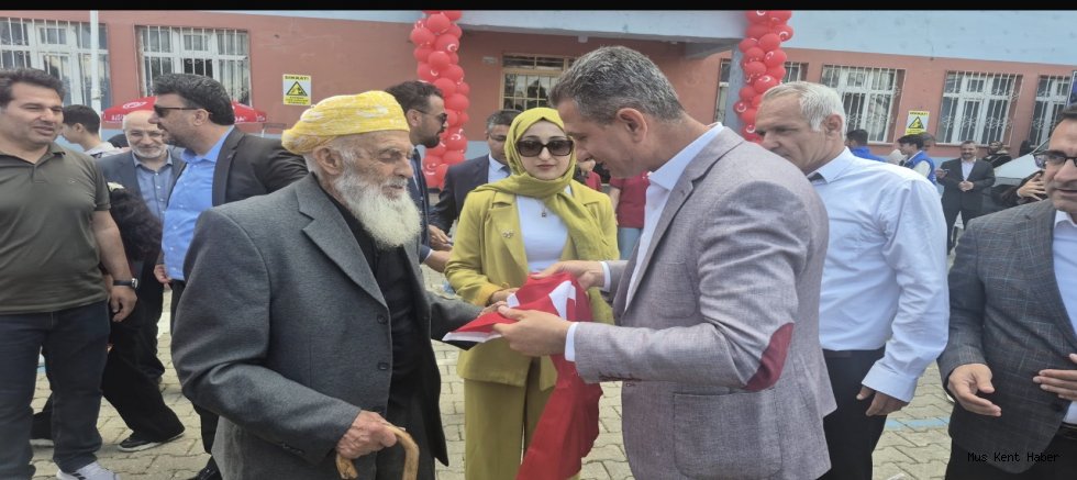 99 Yaşındaki Kore Gazisine Türk Bayrağı Hediyesi Duygulandırdı