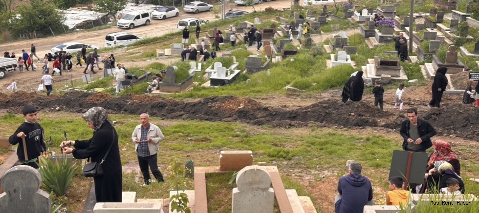 Bayram Öncesi Mezarlıklarda Hüzün ve Dua Bir Arada