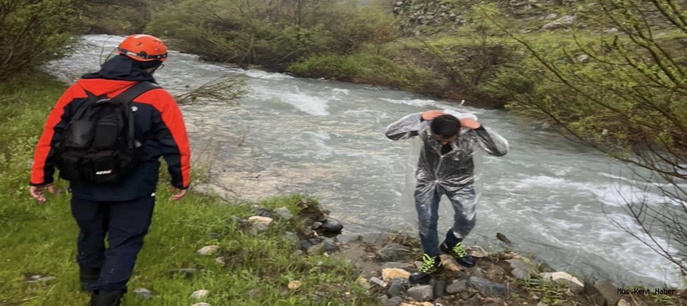 Cevizlidere Köyü’nde Dereye Düşen Kadın İçin Arama Çalışması Sürüyor