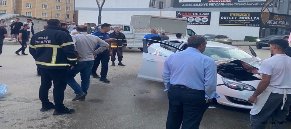 Direksiyon Hakimiyetini Kaybetti, Park Halindeki Araçlara Çarpan Otomobil Alev Aldı