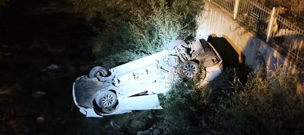 Köprüden uçan otomobilde 2 kişi yaralandı