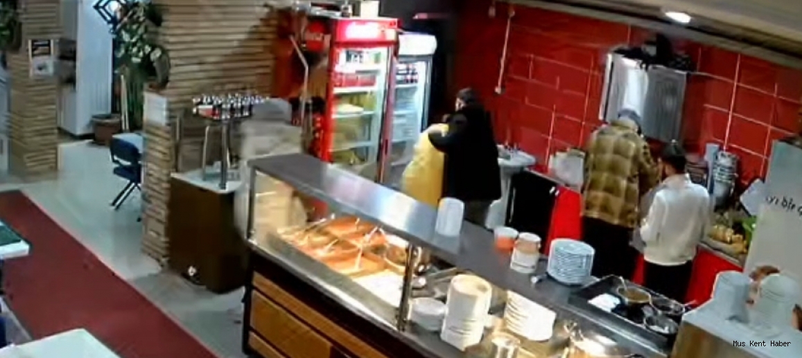 Lokantada Boğazına Ekmek Kaçan Çocuk, Heimlich Manevrasıyla Kurtarıldı