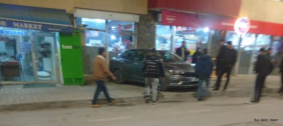 Murat Paşa’da Boşta Unutulan Araç Geri Geri Gelip İş Yerinin Duvarına Çarptı