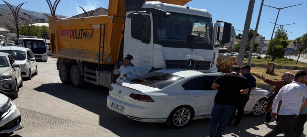 Muş Devlet Hastanesi Kavşağında Kamyon ile Otomobil Çarpıştı