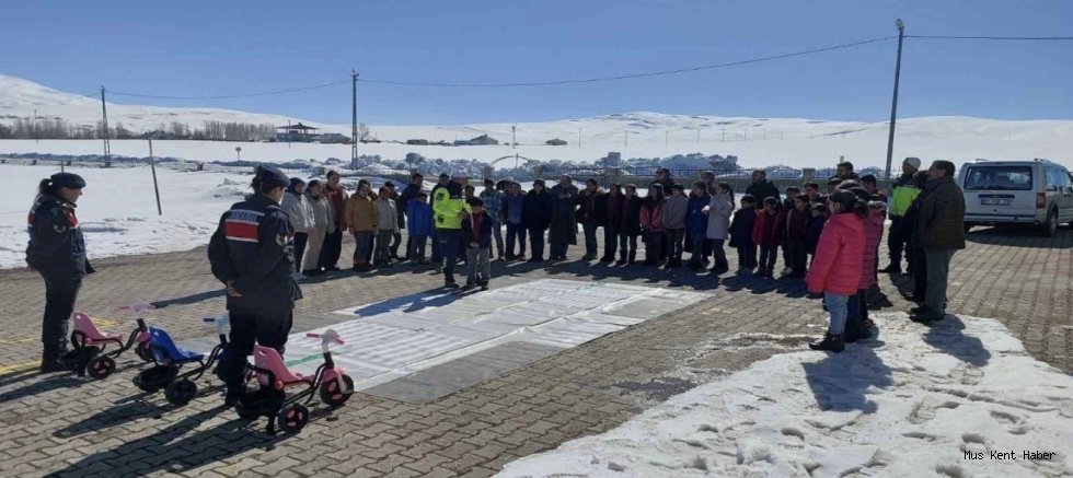 Muş İl Jandarma Komutanlığı’ndan Öğrencilere Trafik ve Güvenlik Eğitim