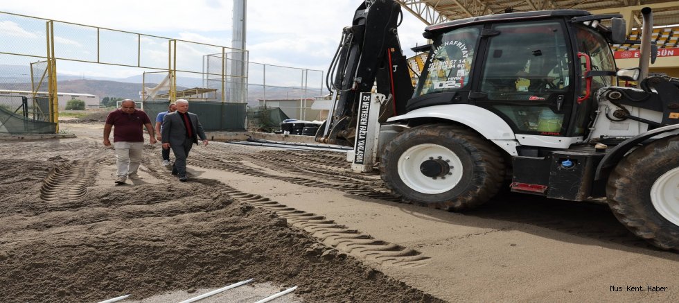 Muş Şehir Stadyumu’nda Alttan Isıtmalı Saha Çalışmaları Sürüyor