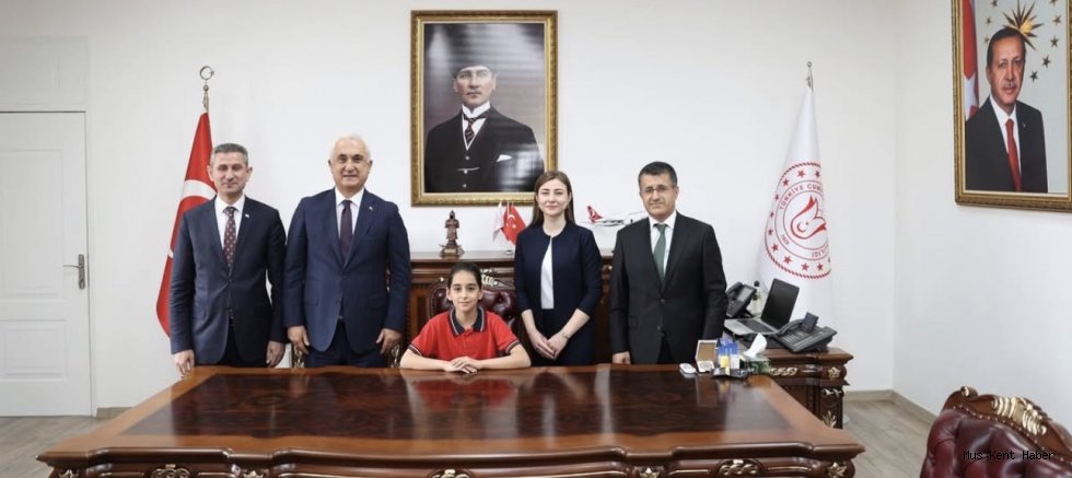 Muş’ta 23 Nisan Coşkusu: Valilik Makamı Minik Zeynep’e Emanet