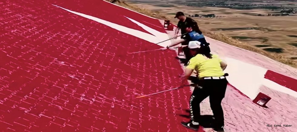 Muş’ta Bayrak Tepe’deki Dev Türk Bayrağı Yenilendi