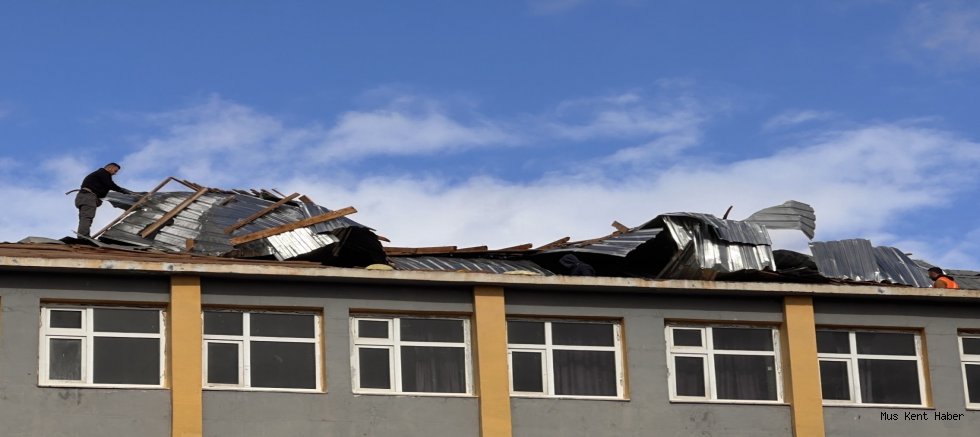 Muş’ta Fırtına Okulun Çatısını Uçurdu: Eğitime İki Gün Ara