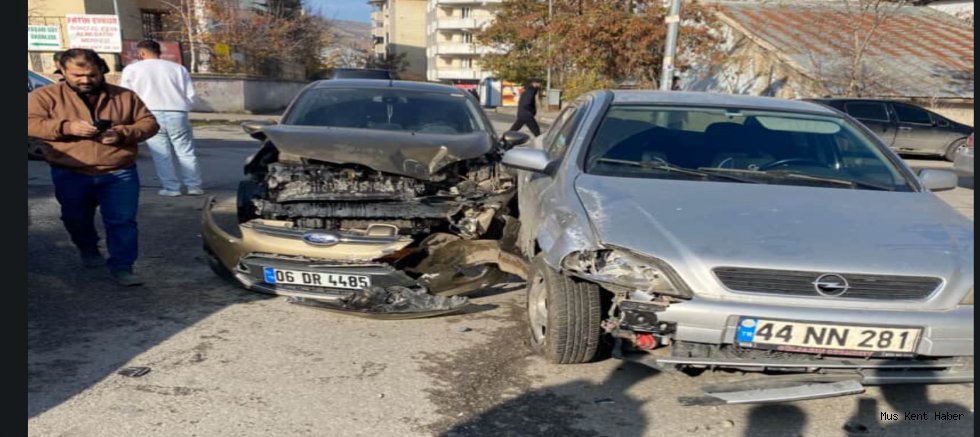 Muş’ta Halk Eğitim Merkezi Önünde Maddi Hasarlı Kaza