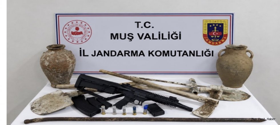 Muş’ta Kaçak Kazı Şüphelisinin Adresinde Küp ve Kazı Malzemeleri Ele Geçirildi