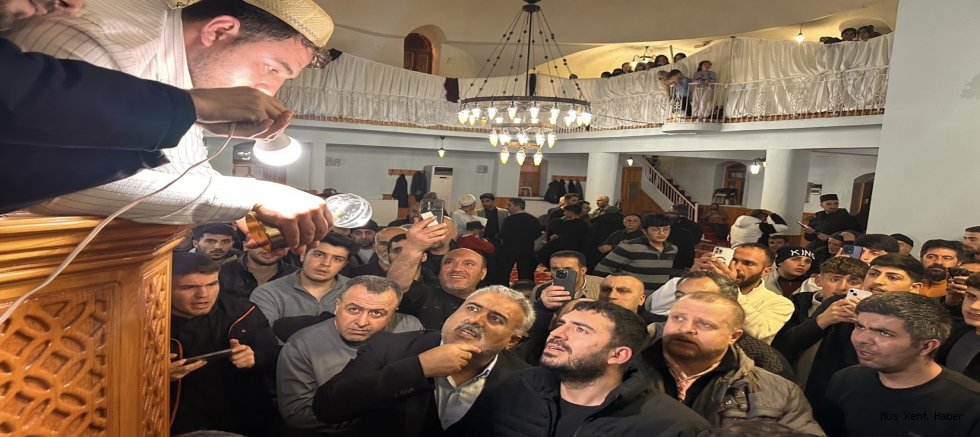 Muş’ta Kadir Gecesi’nde Sakal-ı Şerif Ziyareti Yoğun İlgi Gördü