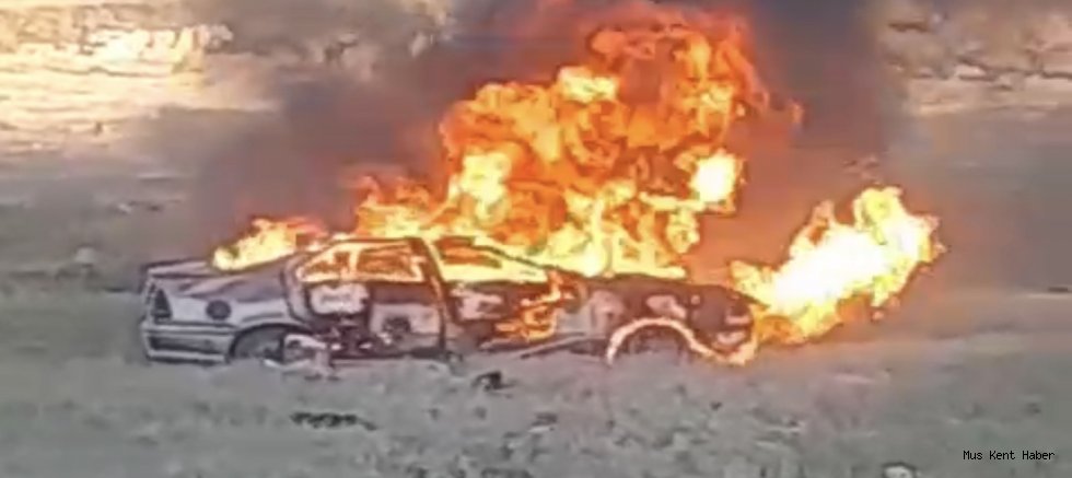 Muş’ta Korku Dolu Anlar: Otomobil Alev Topuna Döndü, 4 Kişi Son Anda Kurtarıldı