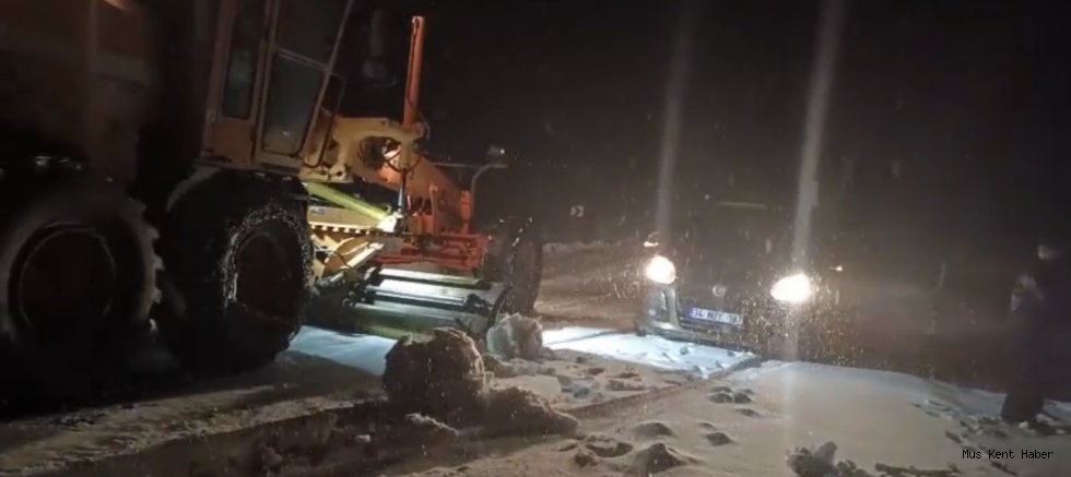 Muş’ta mahsur kalan 5 araçtaki 13 kişi kurtarıldı