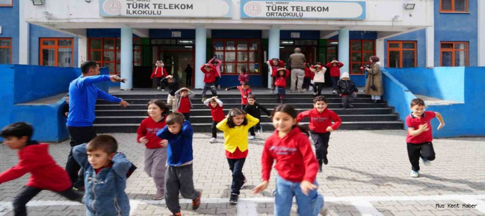 Muş’ta Okullarda Eş Zamanlı Tahliye Tatbikatı Gerçekleştirildi