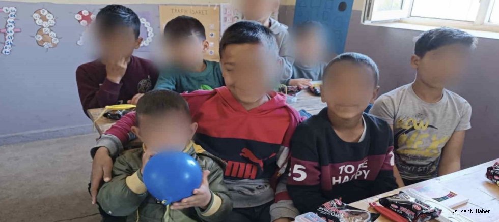 Muş’ta Sınavdan Kalan Kırtasiye Malzemeleri Köy Okulu Öğrencilerine Ulaştırıldı