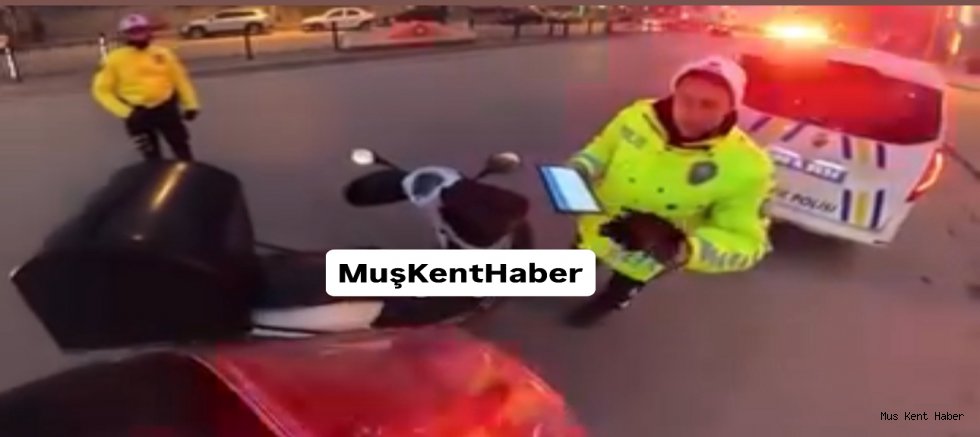 Muş’ta Trafik Polisinden Yürek Isıtan Jest: