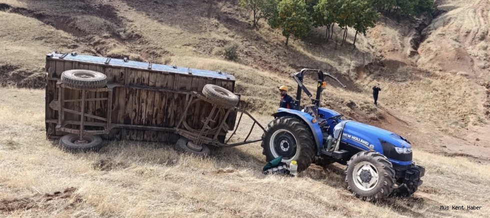 Muş’ta Traktör Devrildi: Sürücü Ağır Yaralandı