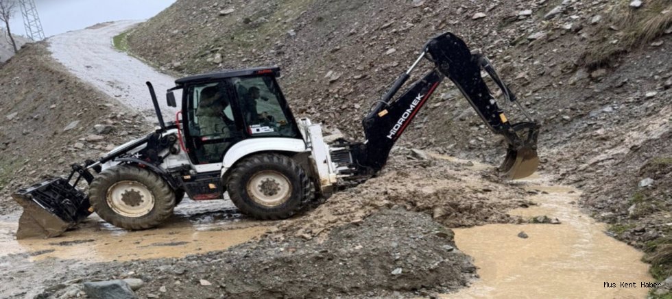 Muş’ta Yağış Sonrası Yol Kaymaları: Ekipler Sahada