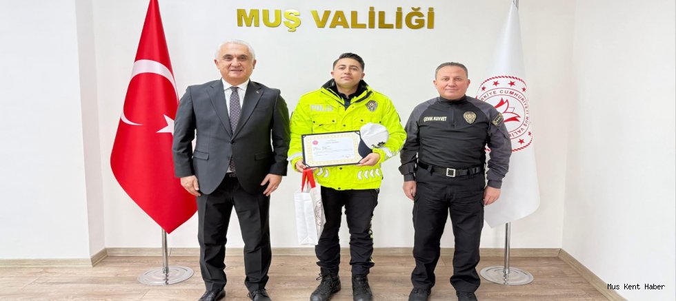 POLİS MEMURUNUN ÖRNEK DAVRANIŞINA VALİDEN BAŞARI BELGESİ