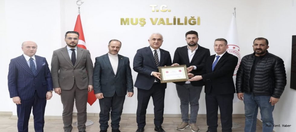 Trafikte Zamana Karşı Yarışan Taksiciye Vali’den Anlamlı Ödül