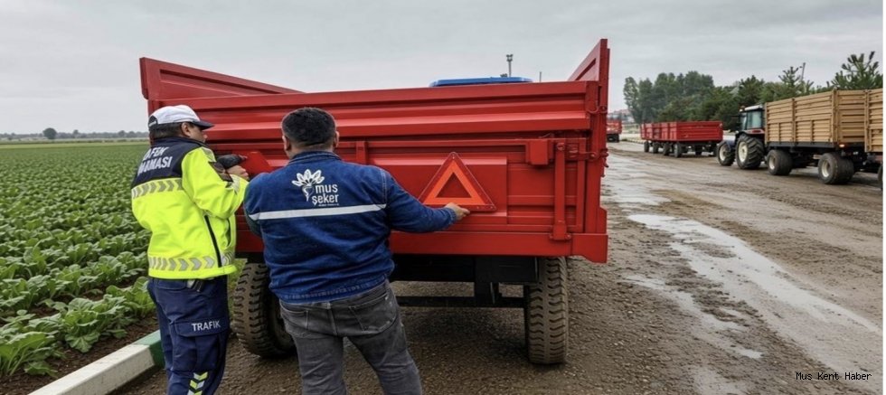 Traktör römorklarına reflektör takıldı
