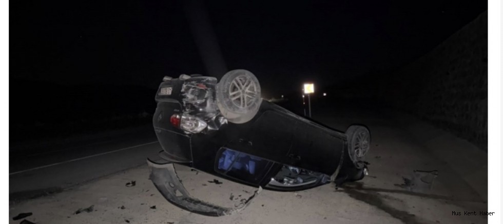 Malazgirt Çevre Yolunda Korkutan Kaza: Araç Takla Atıp Duvara Çarptı
