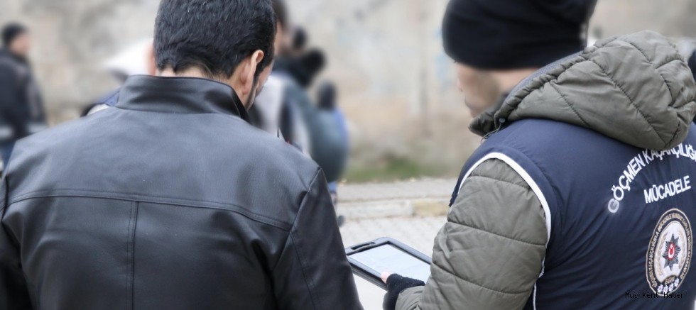 Malazgirt’te Göçmen Kaçakçılığı Operasyonu: 14 Düzensiz Göçmen Yakalandı