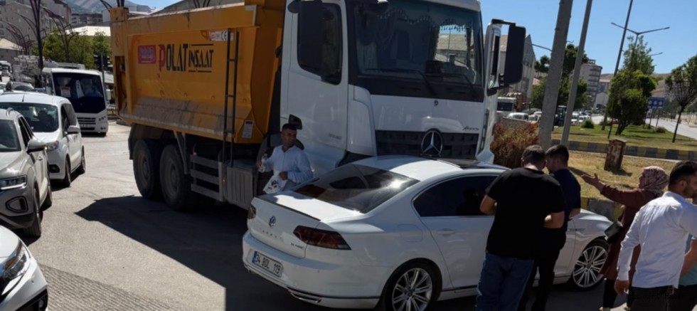 Muş Devlet Hastanesi Kavşağında Kamyon ile Otomobil Çarpıştı