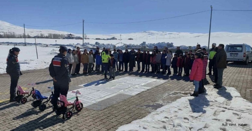 Muş İl Jandarma Komutanlığı’ndan Öğrencilere Trafik ve Güvenlik Eğitim