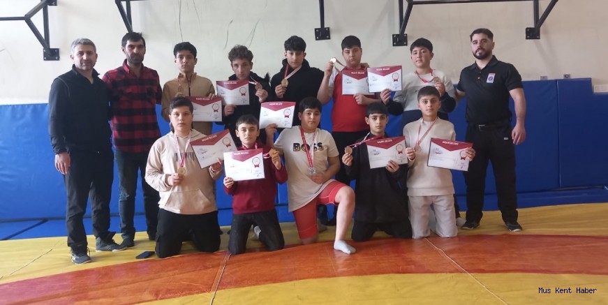 Muş Mevlana İmam Hatip Ortaokulu Güreşte Zirvede