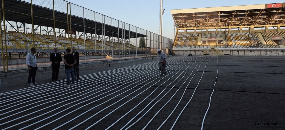 Muş Şehir Stadyumu’nda Alttan Isıtmalı Saha Çalışmaları Sürüyor