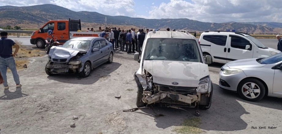Muş’ta Altınova Yolu Kavşağı’nda iki otomobil çarpıştı