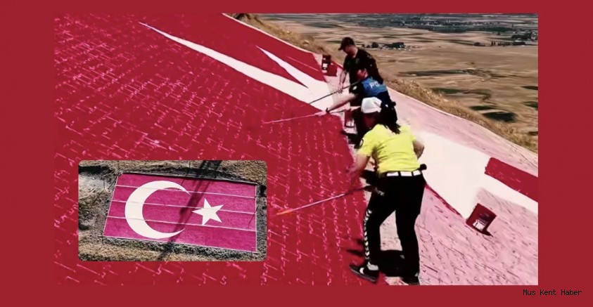 Muş’ta Bayrak Tepe’deki Dev Türk Bayrağı Yenilendi