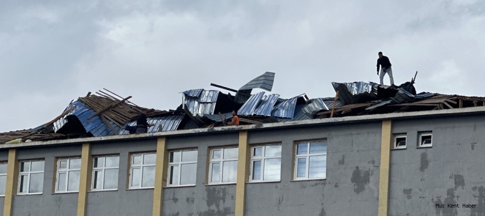 Muş’ta Fırtına Okulun Çatısını Uçurdu: Eğitime İki Gün Ara