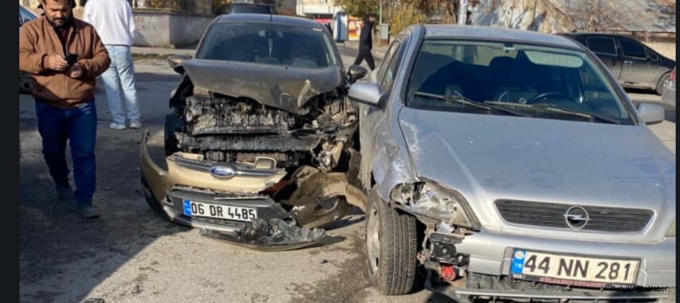 Muş’ta Halk Eğitim Merkezi Önünde Maddi Hasarlı Kaza