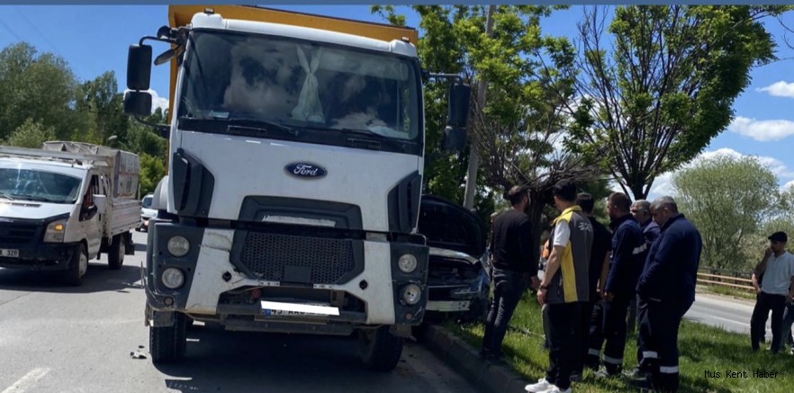 Muş’ta Kamyon ile Otomobil Çarpıştı: 1 Yaralı