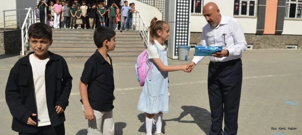 Muş’ta Örnek Davranış Sergileyen 35 Öğrenci Ödüllendirildi